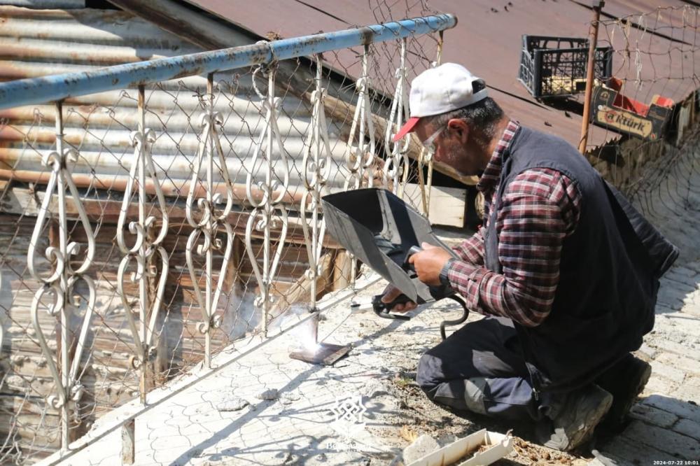 BEYPAZARI BELEDİYESİ DEMİR KORKULUKLARI GÜVENLİ HALE GETİRİYOR