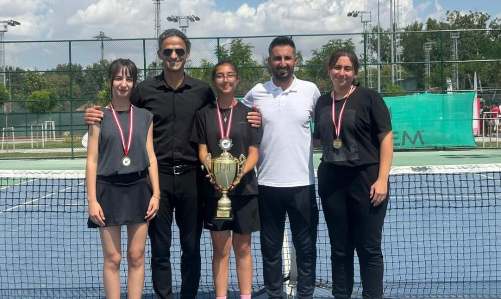 Adıyaman'ın Şampiyon Kadın Tenis Takımı Altın Madalyayı Kucakladı