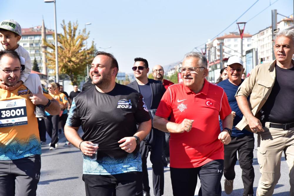 Kayseri’de 4. Uluslararası Yarı Maraton: Halk Koşusu’nda Hediye Yağmuru