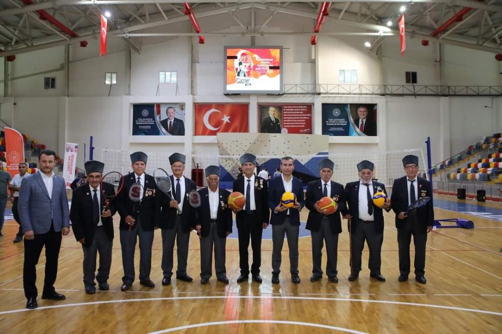 ADIYAMAN’DA GAZİLER GÜNÜ ONURUNA GENÇLER VE GAZİLER SPOR ETKİNLİKLERİNDE BULUŞTU