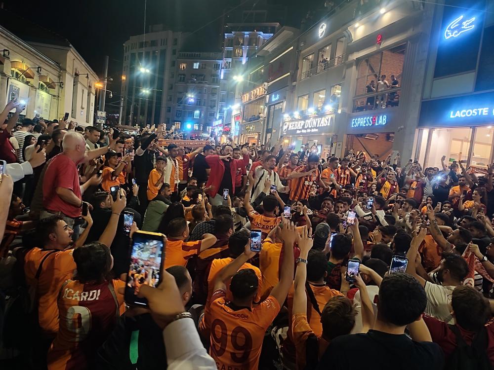 GALATASARAY’IN FENERBAHÇE ZAFERİ TAKSİM’DE COŞKUYLA KUTLANDI