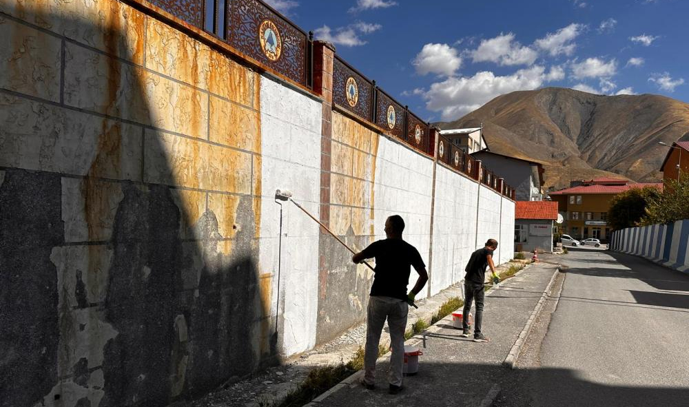 HAKKARİ’DE KAMELYA VE BANKLAR YENİLENİYOR: PARKLAR VATANDAŞLARI BEKLİYOR