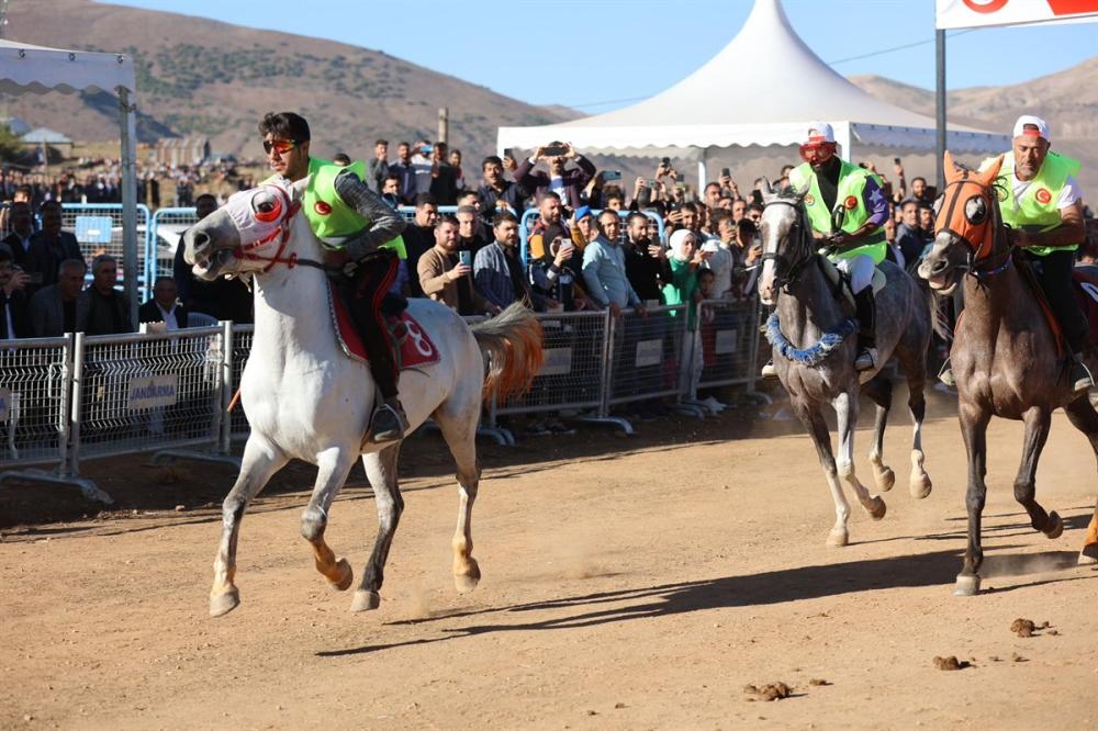 BİNGÖL'DE AT YARIŞLARI VE ERBANE DİNLETİSİ COŞKUSU