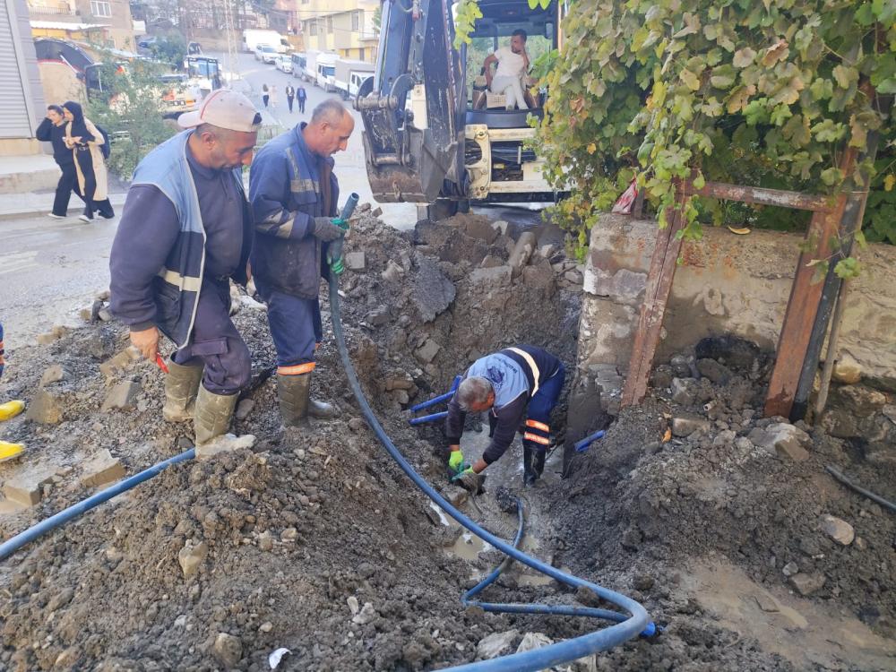 HAKKARİ’DE 10 NOKTADA SU ARIZALARI GİDERİLDİ: EKİPLER 7/24 ÇALIŞIYOR