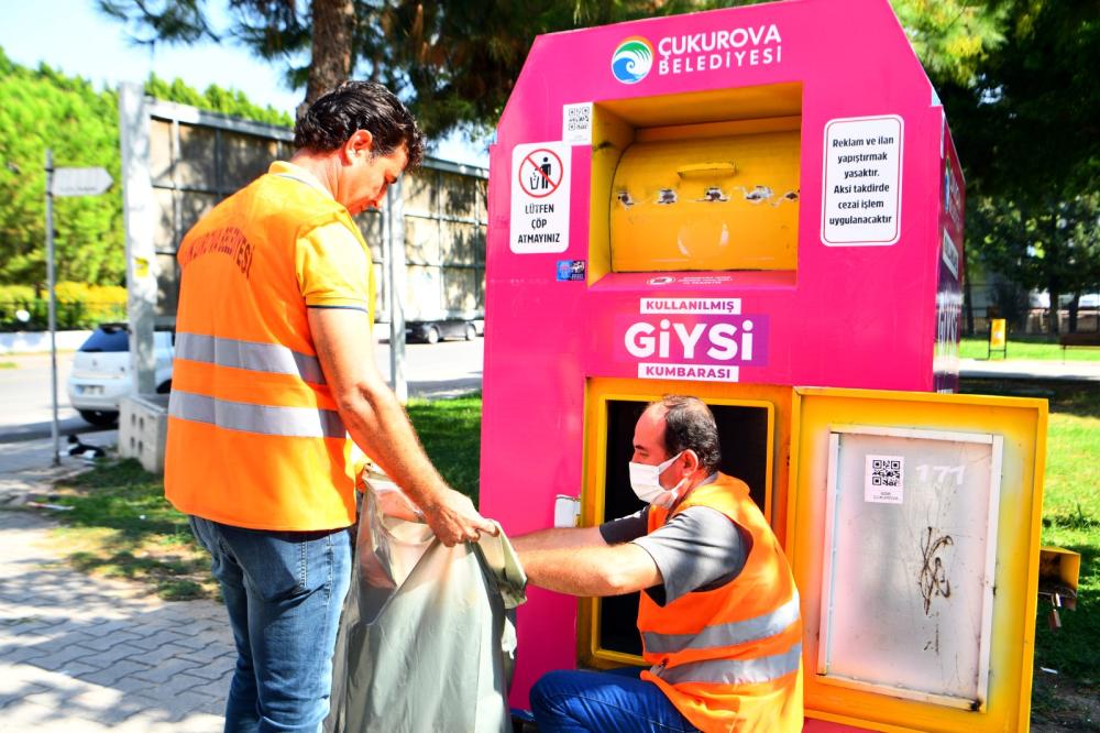 Çukurova Belediyesi, Giysi Kumbaralarıyla İhtiyaç Sahiplerine Yardım Ulaştırıyor