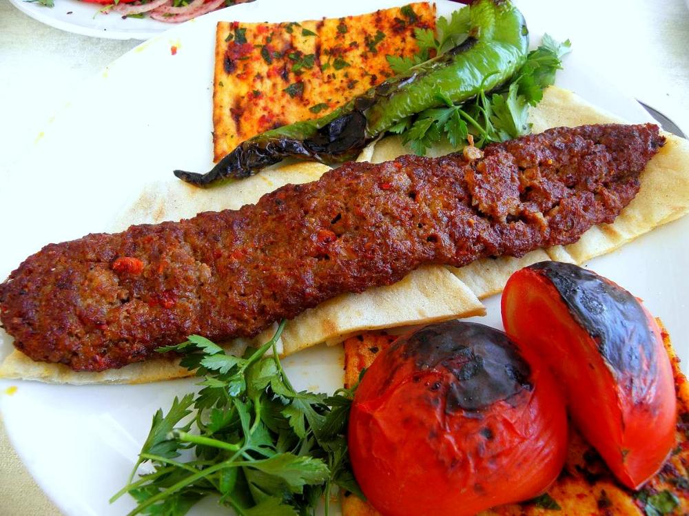 Adana Kebabının Sırrı ve Yüzyıllık Lezzet Geleneği