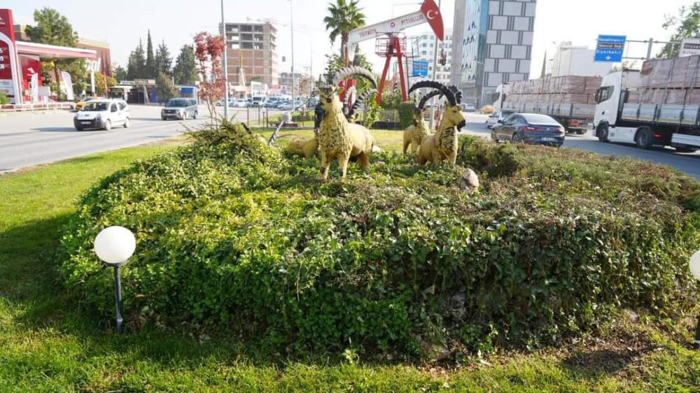 ADIYAMAN’DA SONBAHAR PEYZAJ ÇALIŞMALARI: ATATÜRK BULVARI YEMYEŞİL GÖRÜNÜME KAVUŞTU