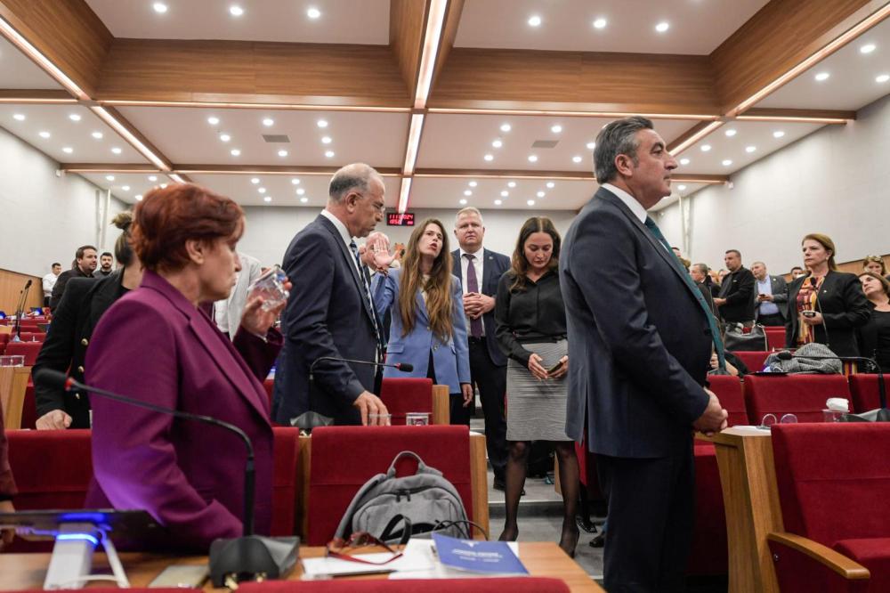 İzmir Büyükşehir Meclisi’nde Eski AK Parti Üyesine Kadın Cinayetleri Tepkisi