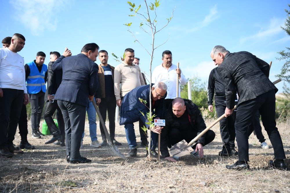 ADANA’DA “BİZ KARDEŞİZ AĞAÇLANDIRMA PROJESİ” KAPSAMINDA YÜZLERCE ÇINAR FİDANI DİKİLDİ