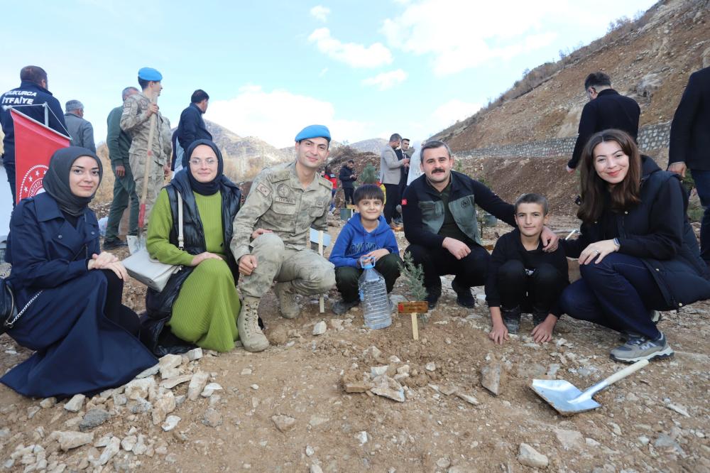 ÇUKURCA'DA ŞEHİT ÖĞRETMENLER ADINA HATIRA ORMANI OLUŞTURULDU