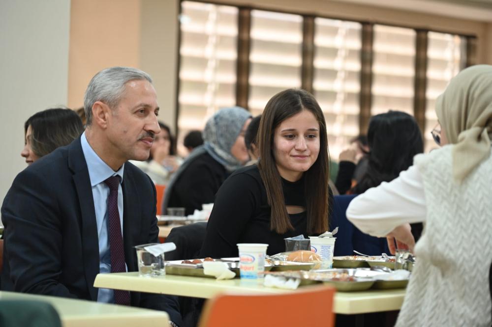 REKTÖRÜMÜZ PROF. DR. VEYSEL EREN ÖĞRENCİLERLE YEMEKTE BİR ARAYA GELDİ