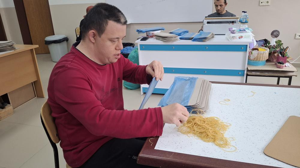 ENGELLİLER, TÜM ENGELLERE RAĞMEN ÜRETMEYE DEVAM EDİYOR