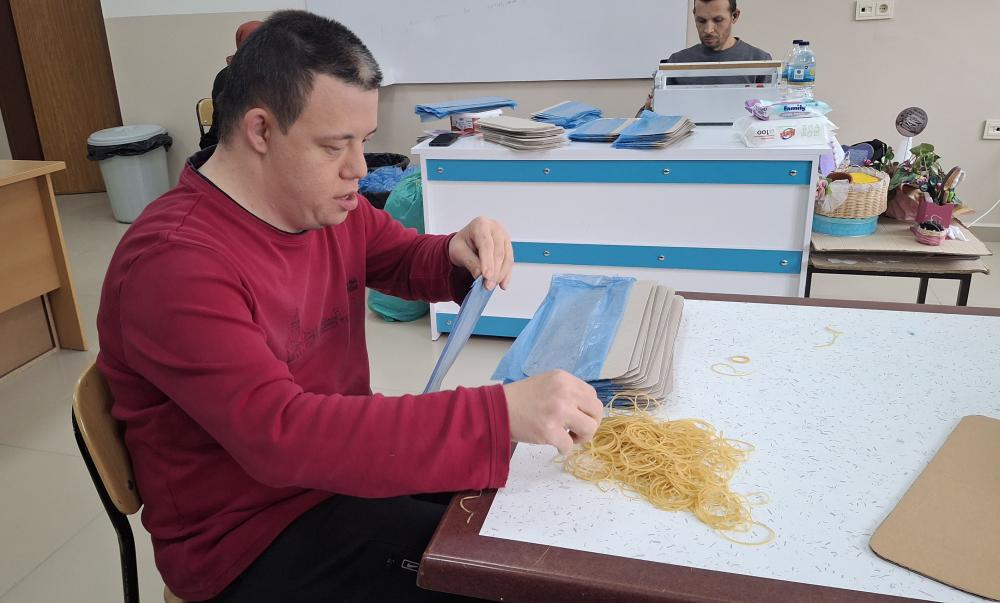 ENGELLİLER, TÜM ENGELLERE RAĞMEN ÜRETMEYE DEVAM EDİYOR