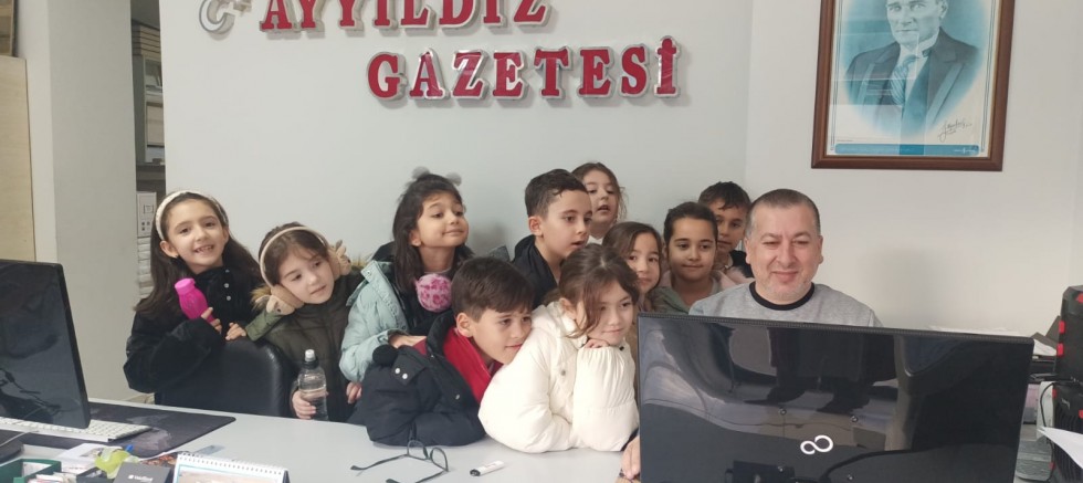 GELİBOLU’DA İLKOKUL ÖĞRENCİLERİ GAZETE YAYININI YERİNDE GÖZLEMLEDİ