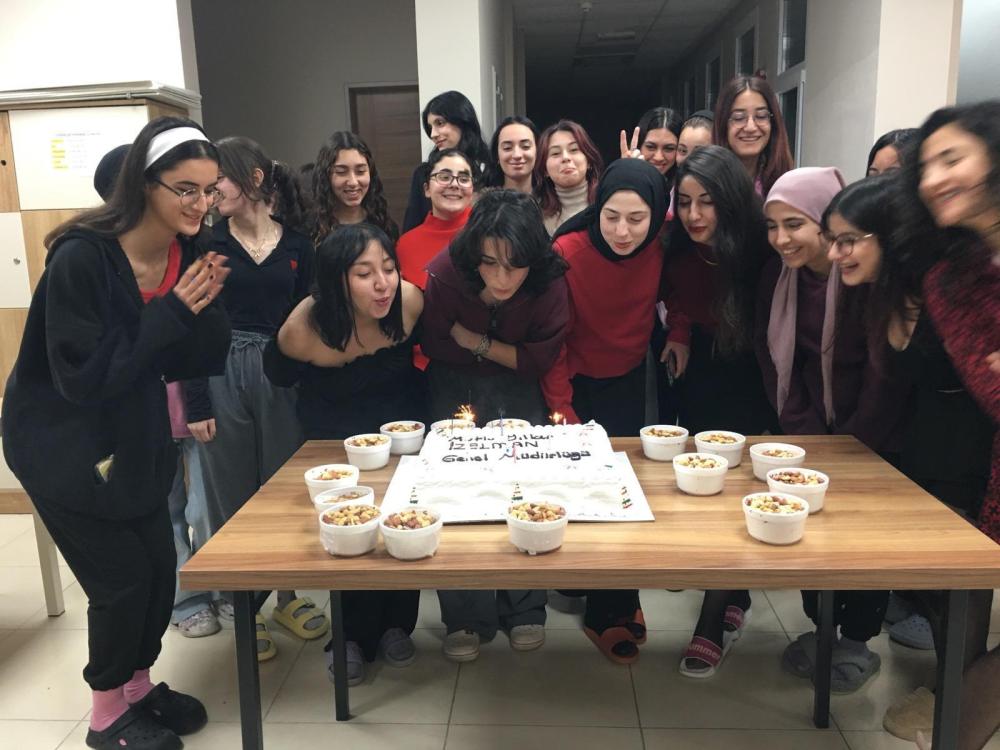 İZELMAN SOSYAL TESİSLERİNDE KALAN GENÇLERE YILBAŞI SÜRPRİZİ!