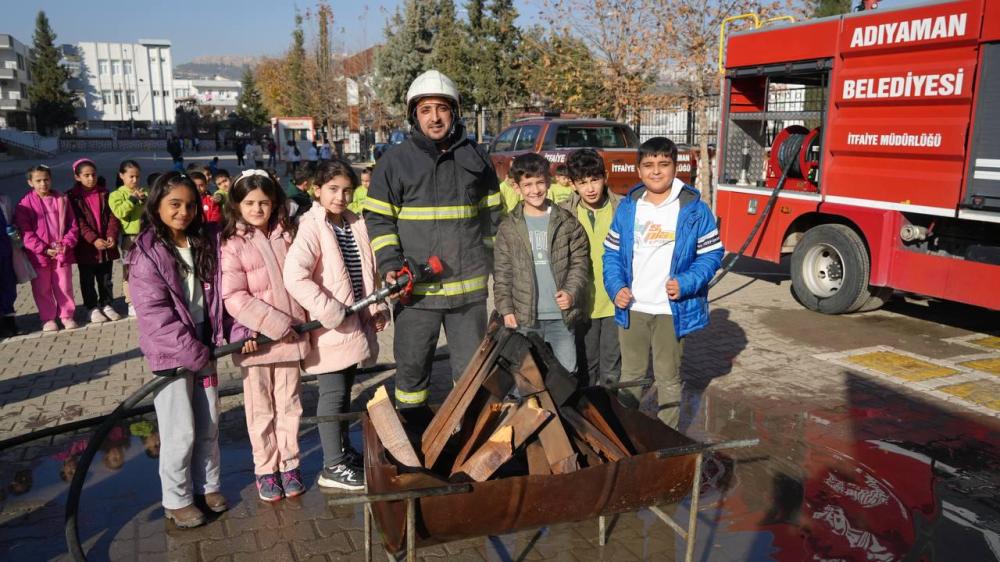 ADIYAMAN BELEDİYESİ’NDEN ÇOCUKLARA YANGIN TATBİKATI EĞİTİMİ