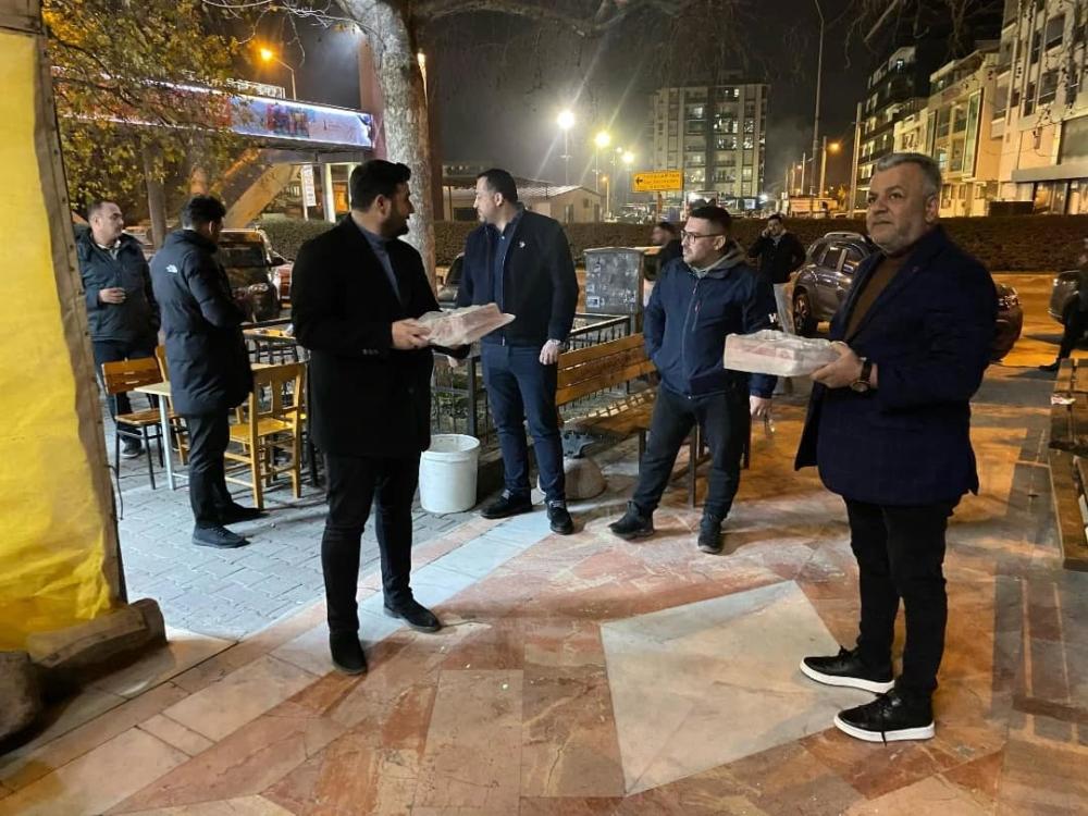 ÇİĞLİ’DE BERAT KANDİLİ BULUŞMASI: AK PARTİ İLÇE TEŞKİLATI VATANDAŞLARLA BİR ARAYA GELDİ