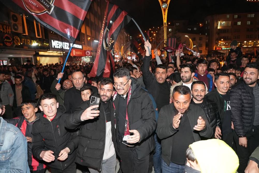 HAKKARİ VALİSİ ALİ ÇELİK’TEN ZAPSPOR’A DESTEK! TARAFTARLARLA BULUŞTU