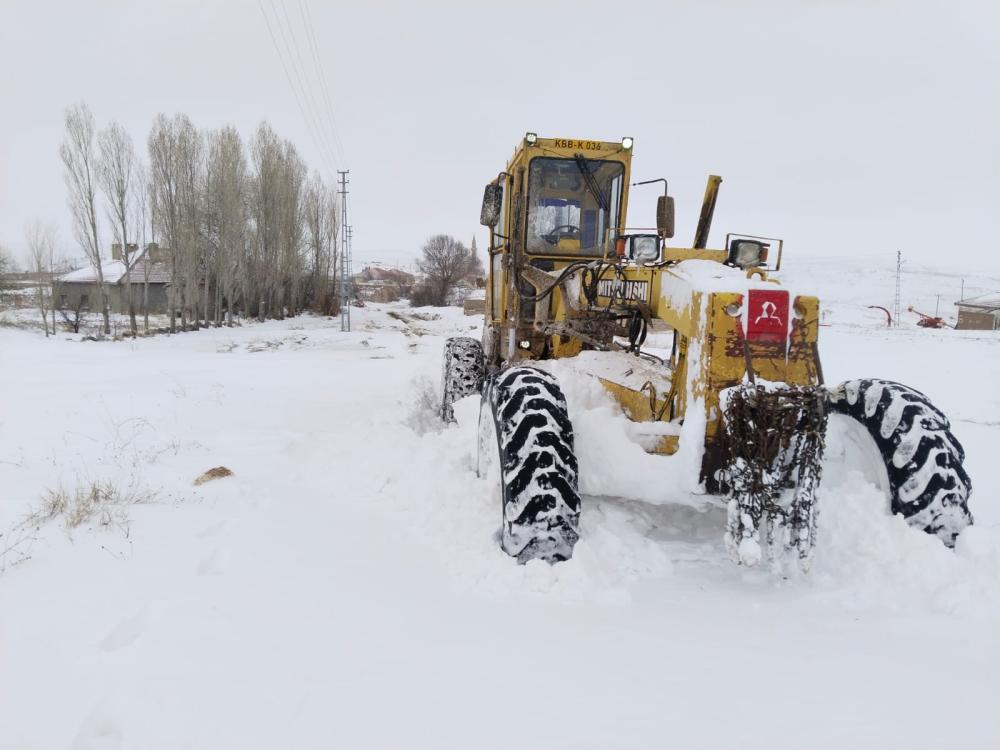 KAYSERİ’NİN KIRSALINDA KARLA MÜCADELEDE YOĞUN MESAİ