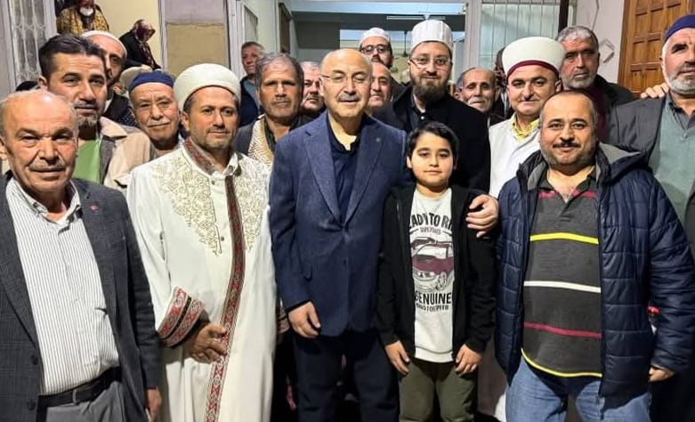 VALİ KÖŞGER VE MÜFTÜ YAMAN, SEYHAN’DAKİ HATİMLİ TERAVİH NAMAZINA KATILDI