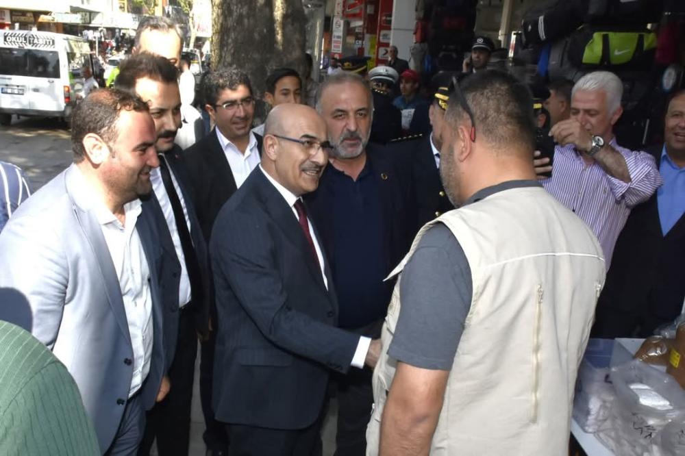 “TÜRKİYE’NİN HUZURU” TOPLANTISI SONRASI MAHMUT DEMİRTAŞ’TAN ESNAF ZİYARETİ