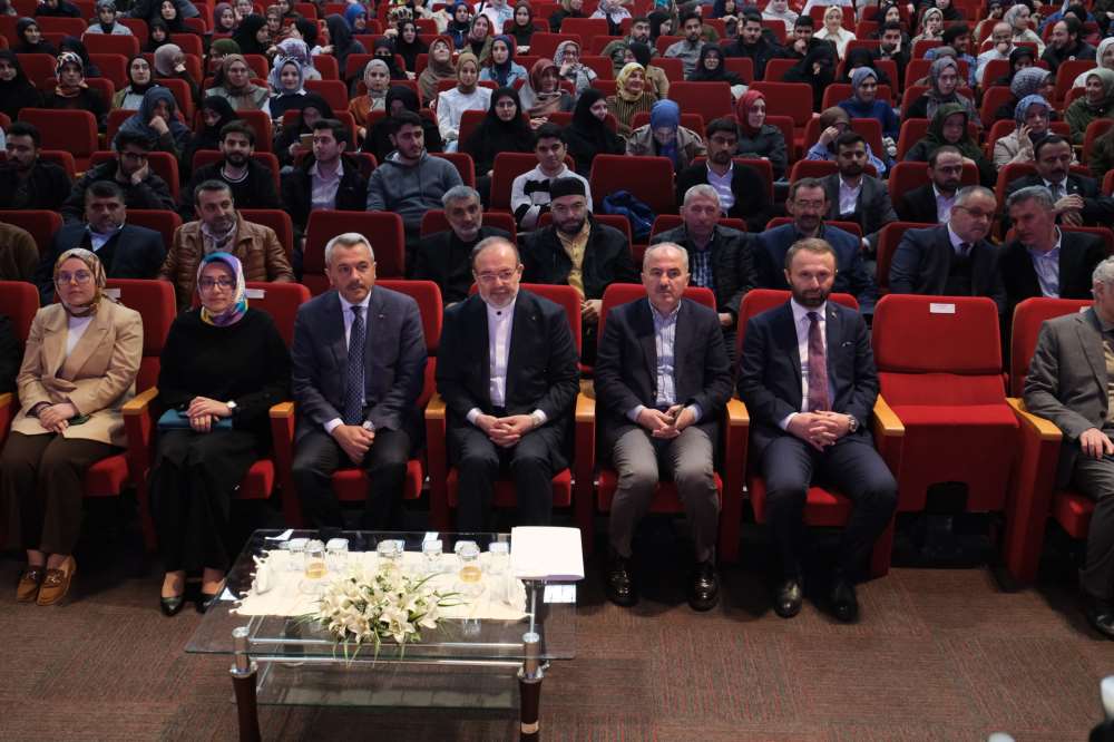 GENÇLİK VE ANLAM ÜZERİNE DÜŞÜNDÜREN KONFERANS RTEÜ’DE GERÇEKLEŞTİ