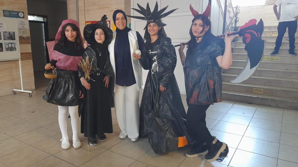 Kılıçarslan Ortaokulu'ndan Atık Defilesi: Geri Dönüşüm Sanata Dönüştü