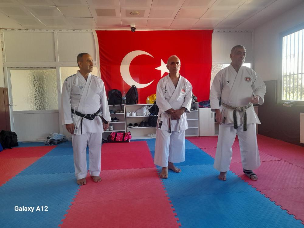 Adana'da Karate Gelişim Semineri: Antrenörler Bilgi ve Tecrübelerini Artırdı