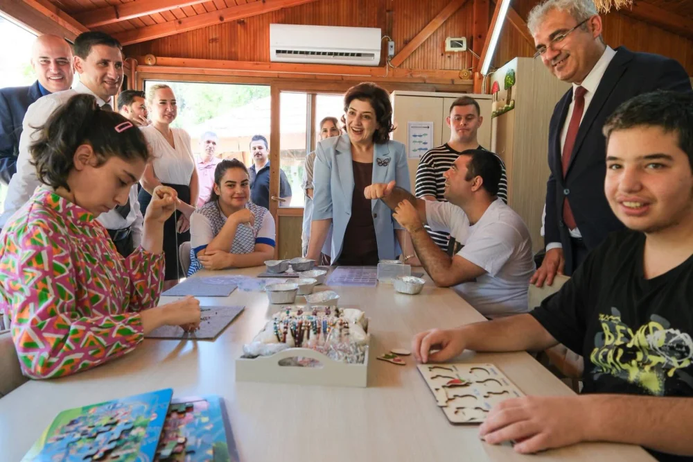 SÜREYYA YAVUZ HANIMEFENDİ ADANA YEDİPINAR GÜNDÜZ BAKIM, REHABİLİTASYON VE AİLE DANIŞMA MERKEZİNİ ZİYARET ETTİ