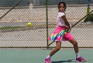 HAYAT KURTARAN BABA, KIZINI KORTLARDA ŞAMPİYONLUĞA HAZIRLIYOR