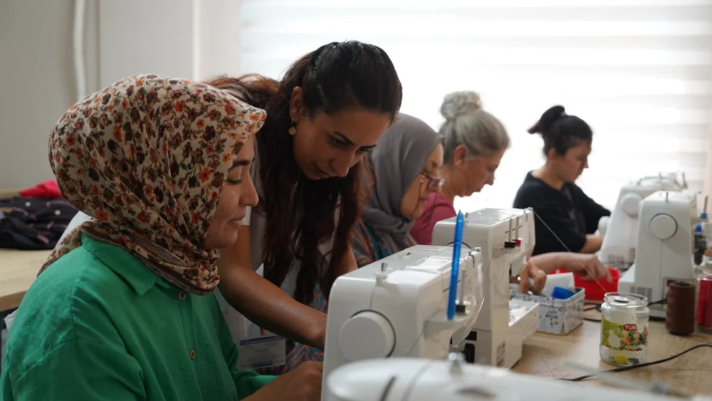 YUNUSEMRE’DE KADINLAR DİKİŞ KURSLARIYLA ÜRETİME KATILIYOR