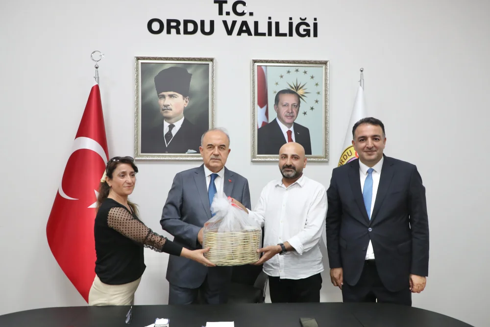 MARDİNLİ ÖĞRENCİLER VALİ EROL’U ZİYARET ETTİ 