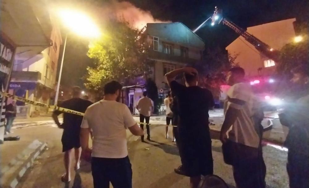 GELİBOLU’DA ÜÇ KATLI BİNANIN ÇATI KATI YANDI