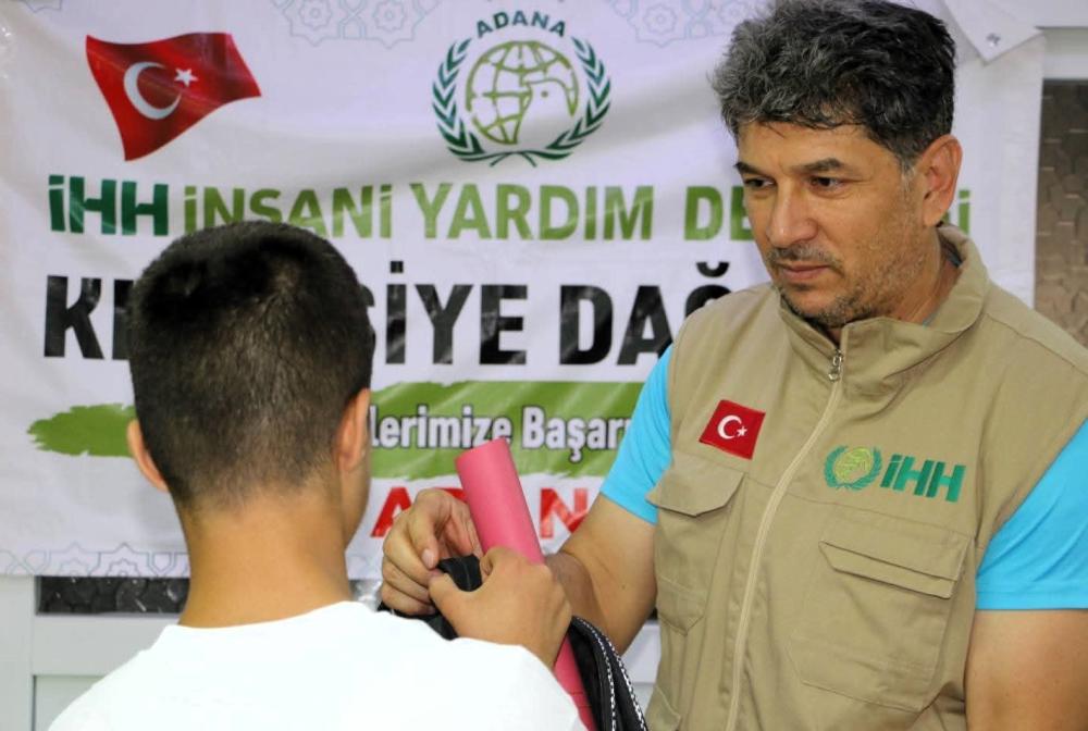 ADANA İHH'DAN YENİ EĞİTİM YILINDA BÜYÜK DESTEK: 1.200 ÖĞRENCİYE KIRTASİYE YARDIMI