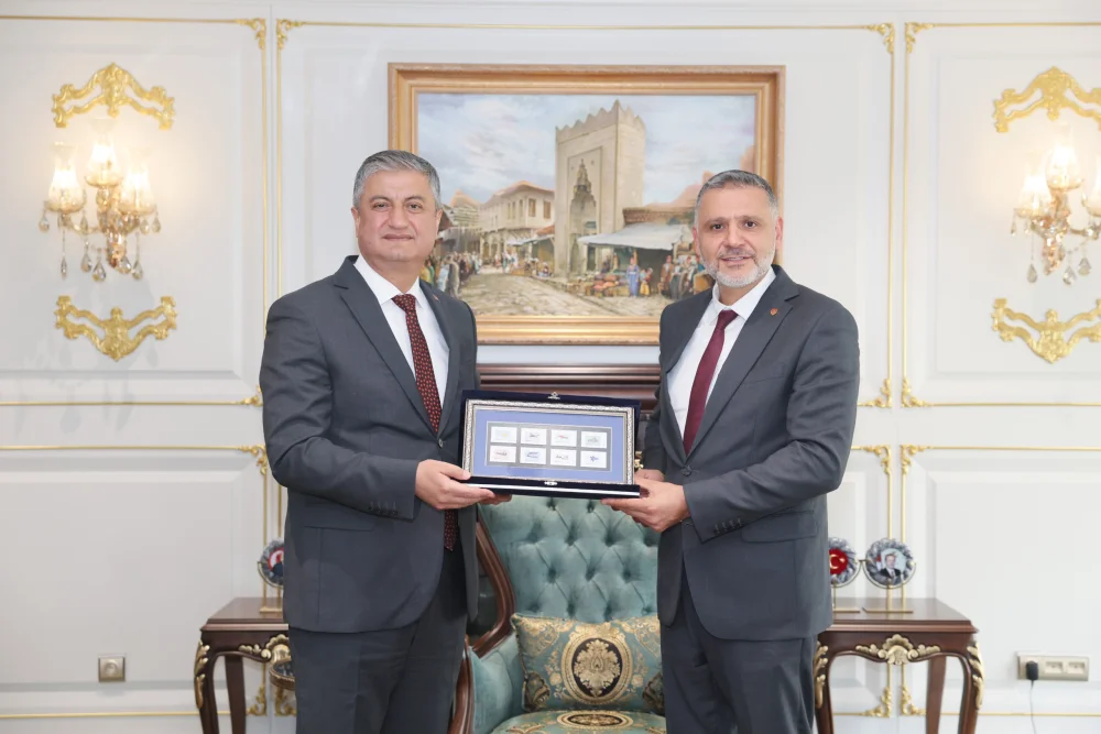 ADANA VALİSİ MUSTAFA YAVUZ TÜRK SİLAHLI KUVVETLERİNİ GÜÇLENDİRME VAKFININ ALTIN MADALYA VE BERAT BELGELERİNİ TAKDİM ETTİ