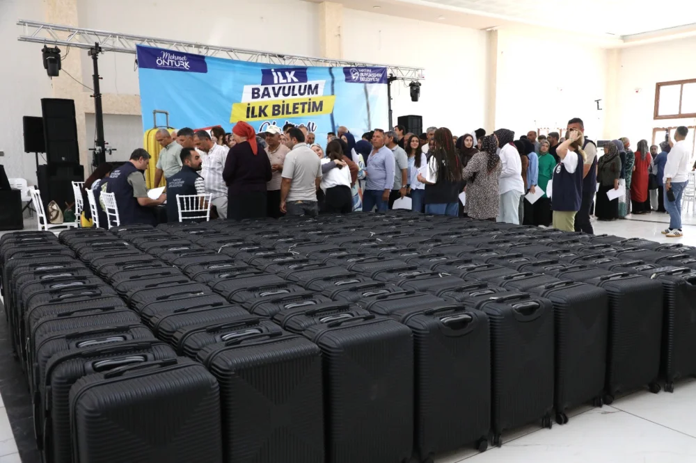 HBB 15 İLÇEDE ÜNİVERSİTELİ GENÇLERE BAVUL DAĞITTI