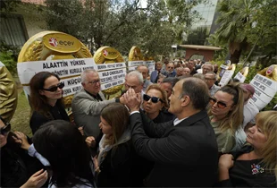 İZMİR, ESKİ BAŞKANINA VEDA ETTİ BURHAN ÖZFATURA SON YOLCULUĞUNA UĞURLANDI