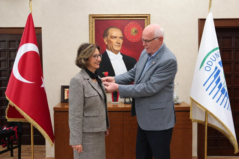 BAŞKAN KURT, YENİ PARTİ’YE KATILAN VAHİDE SAYLAN’I TEBRİK ETTİ