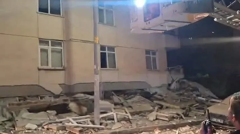 Son dakika... Maltepe'de 7 katlı bina çöktü! Mahsur kalanlar var...
