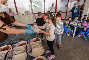 Büyükşehir Yuvamız İzmir’deki minikleri de unutmuyor