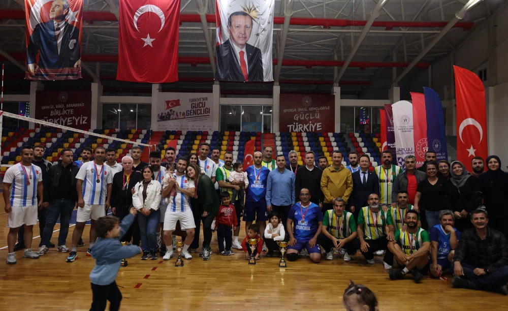 4. KAMU SPOR OYUNLARI VOLEYBOL TURNUVASINDA ÖDÜLLER SAHİPLERİNİ BULDU!