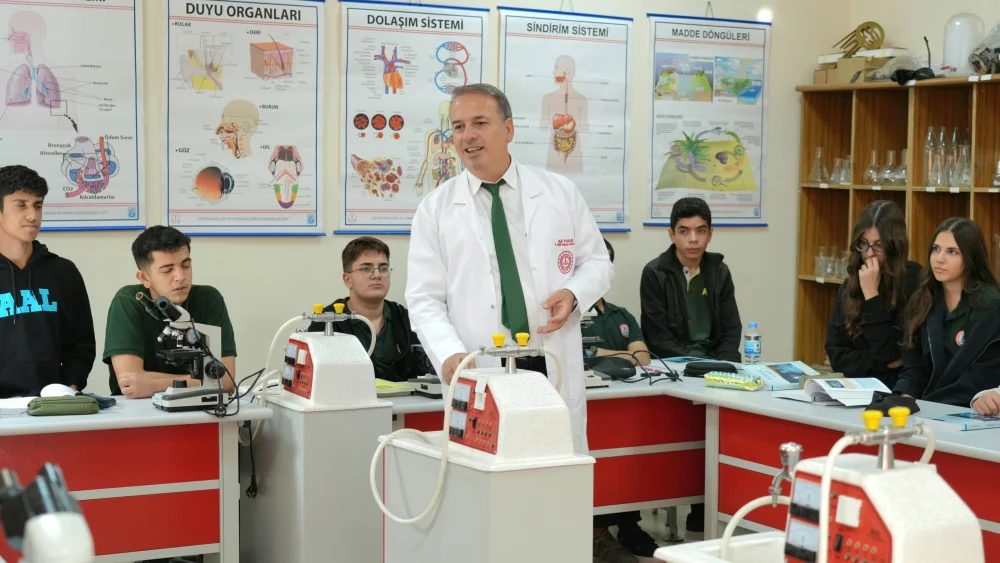 İL MİLLÎ EĞİTİM MÜDÜRÜ ALİ TOSUN’DAN ALTINŞEHİR ANADOLU LİSESİNE ZİYARET