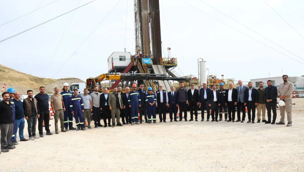 DOÇ. DR. İSHAK ŞAN, ALİBEY KÖYÜ’NDEKİ ULUDAM-1 PETROL ARAMA KUYUSUNDA İNCELEMELERDE BULUNDU
