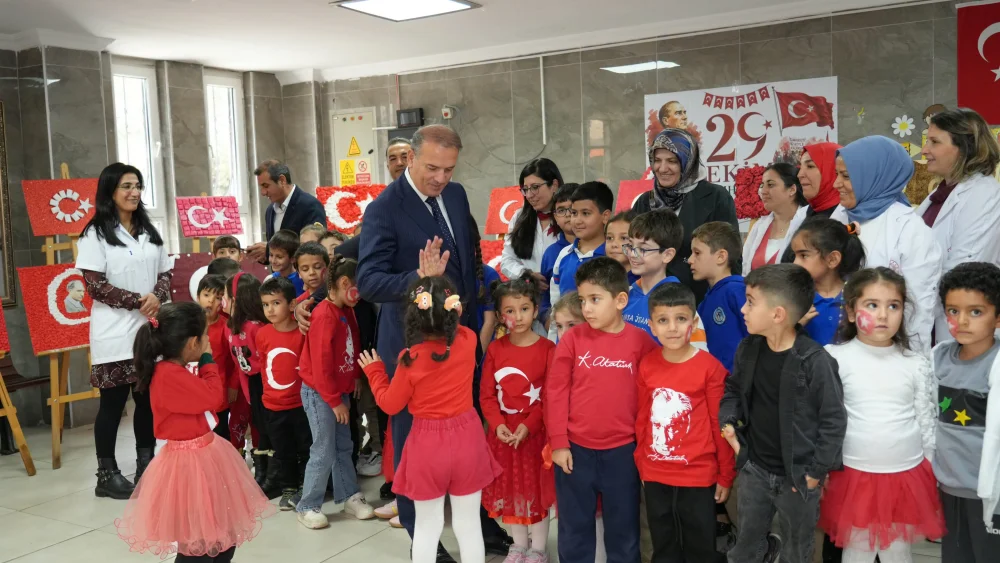 ALİ TOSUN, BORSA İSTANBUL İLKOKULUNDAKİ BAYRAK SERGİSİNİ ZİYARET ETTİ