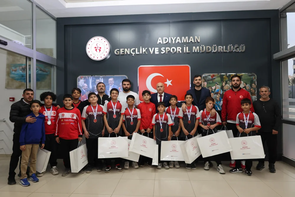DEPREMİN ARDINDAN AZİMLE YÜKSELEN BAŞARI HİKÂYELERİ ÖDÜLLENDİRİLDİ