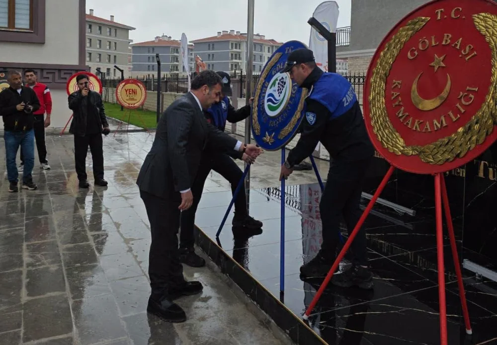 GÖLBAŞI’NDA 29 EKİM CUMHURİYET BAYRAMI İÇİN ÇELENK SUNMA TÖRENİ DÜZENLENDİ