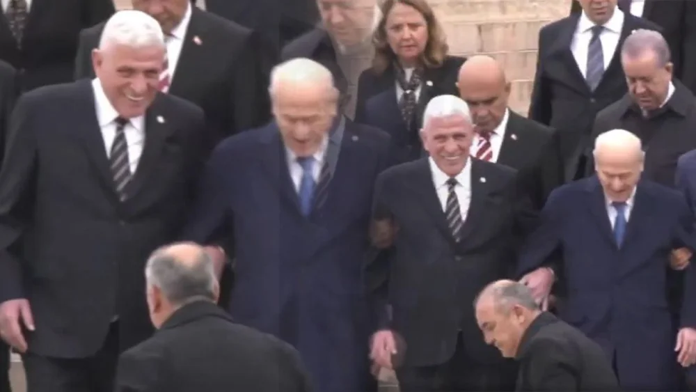 BAHÇELİ VE DERVİŞOĞLU’NDAN ANITKABİR DE SAMİMİ GÖRÜNTÜ